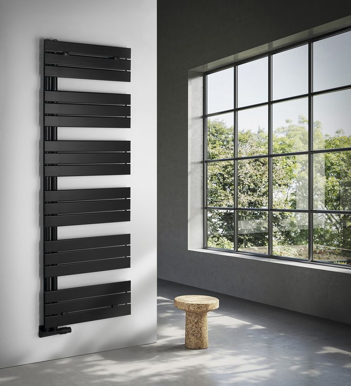 Amenajare interior cu accente industriale utilizand calorifer negru asimetric Aqualine Mythos