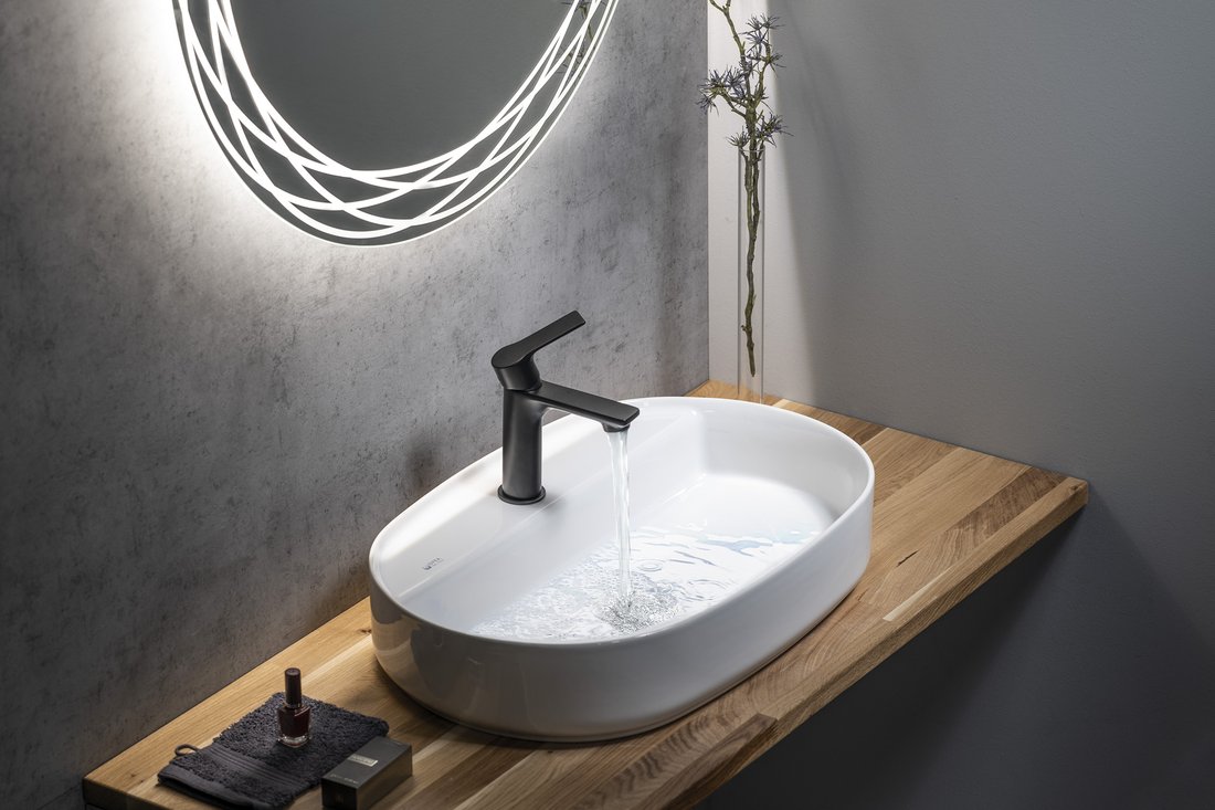 Amenajare baie baterie neagra pe lavoar alb PAX