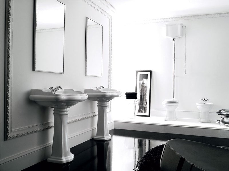 Amenajare baie retro cu lavoar pe piedestal contrast negru si obiecte cromate Amenajare baie retro cu lavoar pe piedestal contrast negru si obiecte cromate