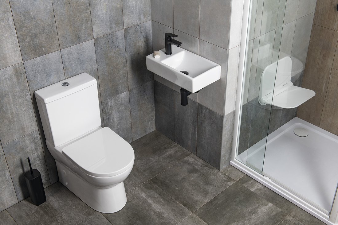 Idee amenajare baie mica cu lavoar de stanga