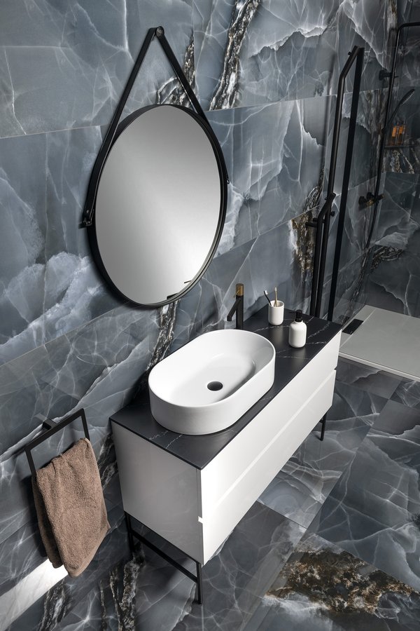 Amenajare baie stil industrial lavoar oval pe blat