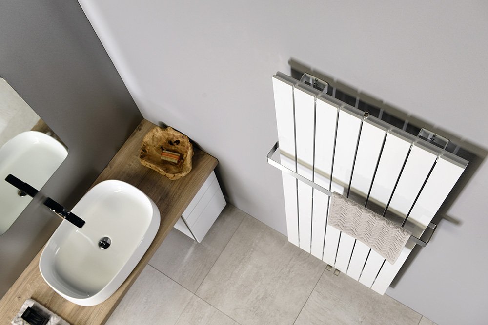 Amenajare baie cu radiator calorifer Design vertical alb
