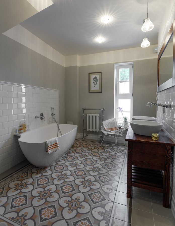 Amenajare baie cada freestanding marmura compozit alba