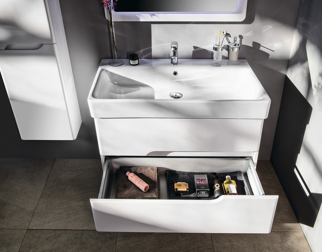 Amenajare baie cu dulap lavoar suspendat cu sertare