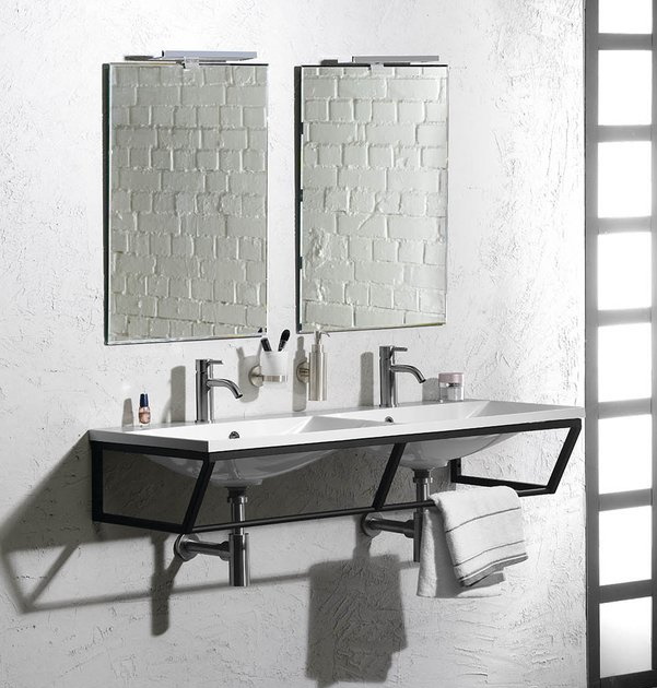 Amenajare baie stil industrial cu lavoar dublu