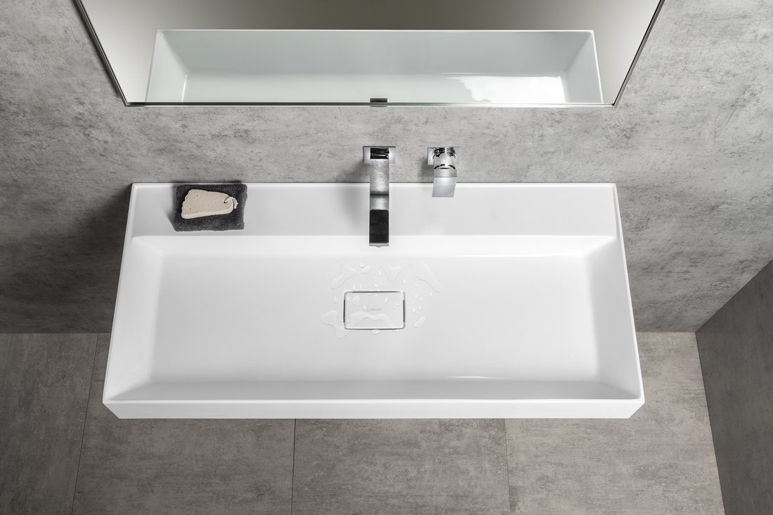 Amenajare baie cu lavoar suspendat si baterie incastrabila stil contemporan