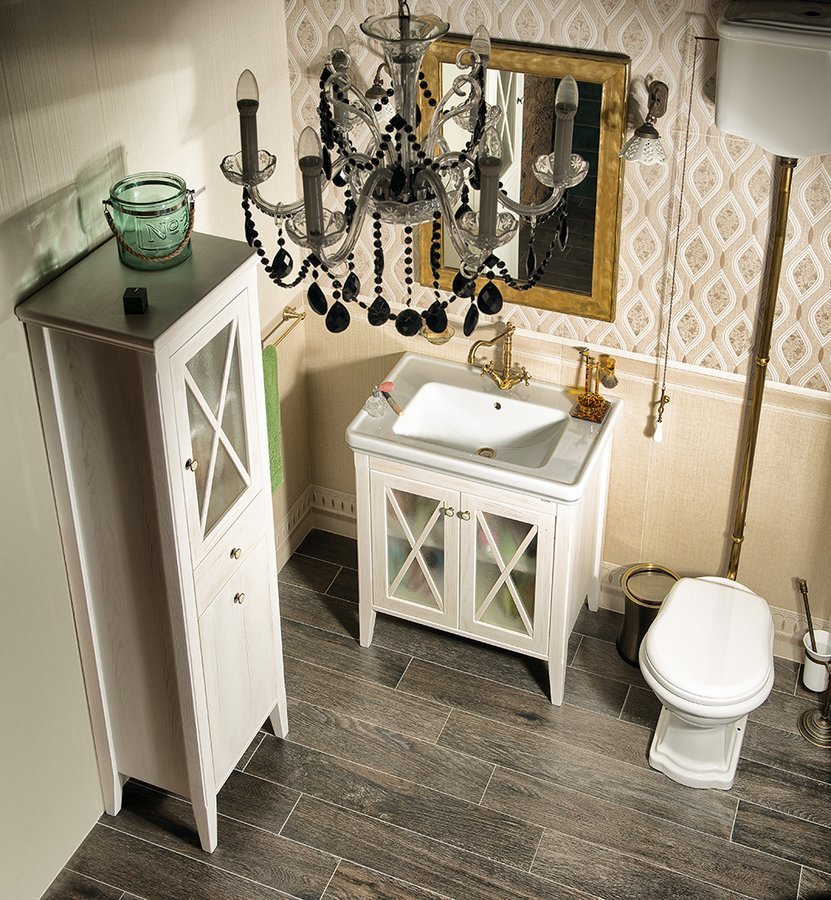 Amenajare baie stil retro cu elemente bronz