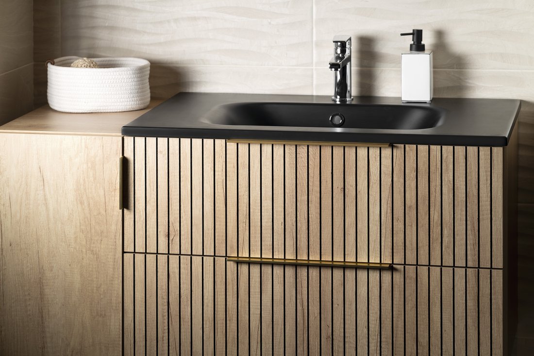 Exemplu montaj lavoar negru pe mobilier